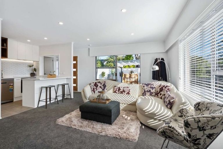 Photo of property in 2/9 Paruru Avenue, Northcote, Auckland, 0627