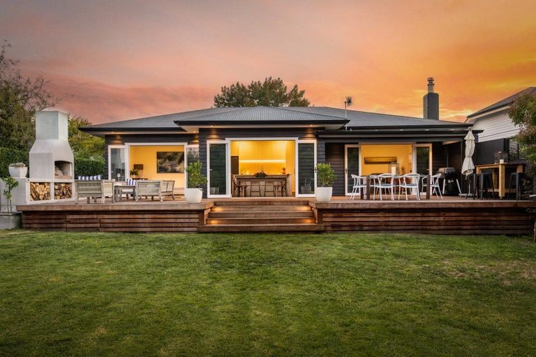 Photo of property in 15 Gillean Street, Havelock North, 4130