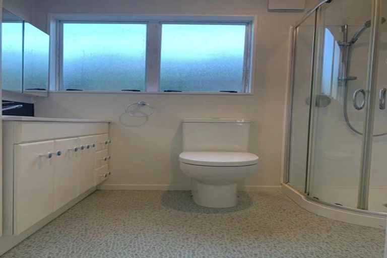 Photo of property in 2/12 De Thiery Place, Pakuranga Heights, Auckland, 2010