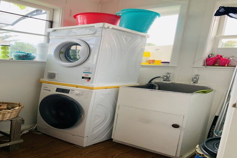 Photo of property in 3154 Great North Road, New Lynn, Auckland, 0600