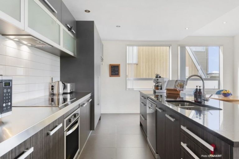 Photo of property in 77 Tiketike Way, Brooklyn, Wellington, 6021