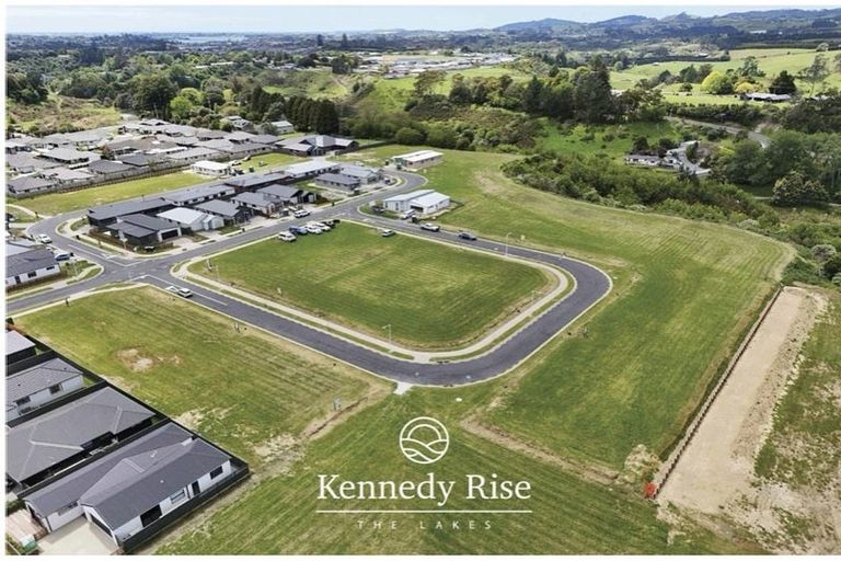 Photo of property in 18 Tasker Crescent, Pyes Pa, 3112