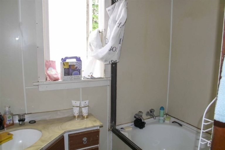 Photo of property in 8 Peace Street, Tuatapere, 9620