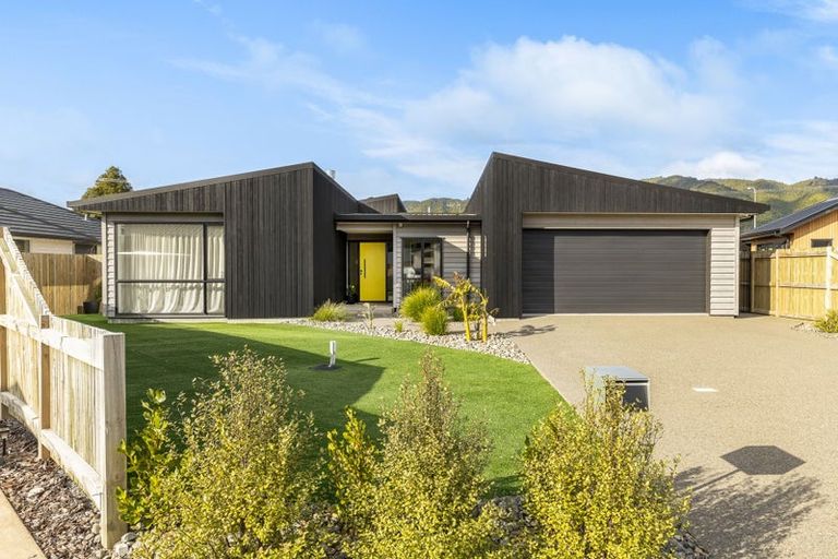 Photo of property in 15 Kaiwaru Place, Waikanae, 5036