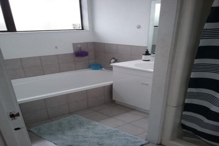 Photo of property in 1 Ebony Place, Massey, Auckland, 0614