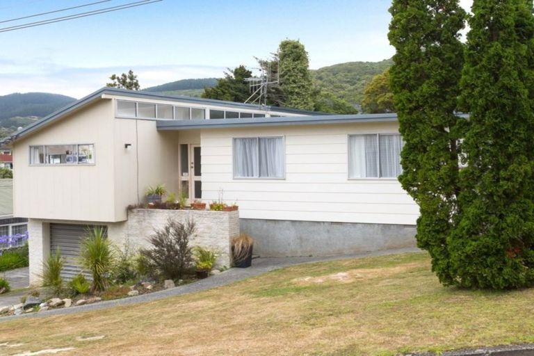 Photo of property in 71 Larsen Crescent, Tawa, Wellington, 5028