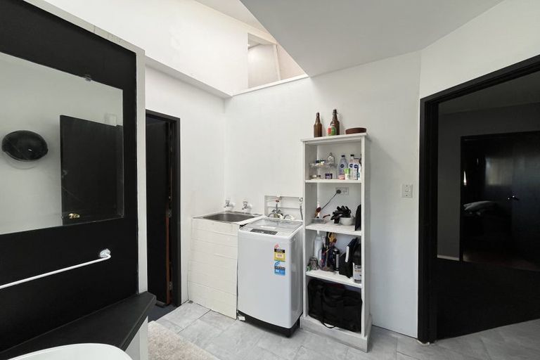 Photo of property in 32 Te Atatu Road, Te Atatu South, Auckland, 0610