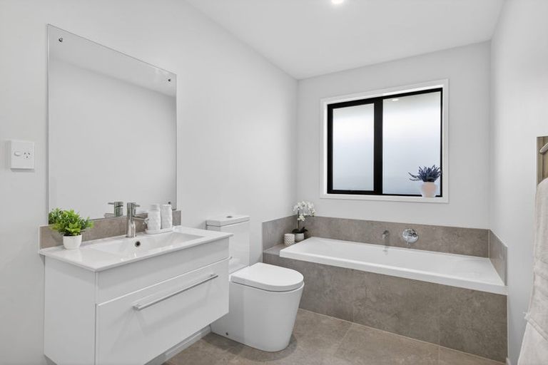 Photo of property in 2 Graeme Cooper Lane, Avonhead, Christchurch, 8042