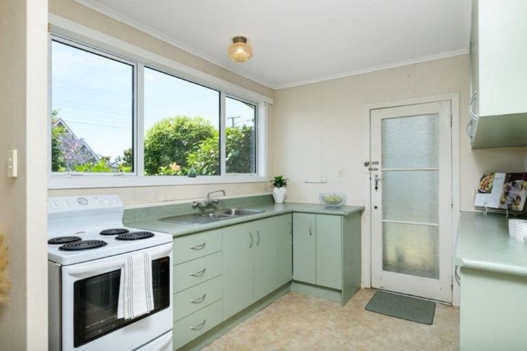 Photo of property in 2/92 Ngatai Road, Otumoetai, Tauranga, 3110