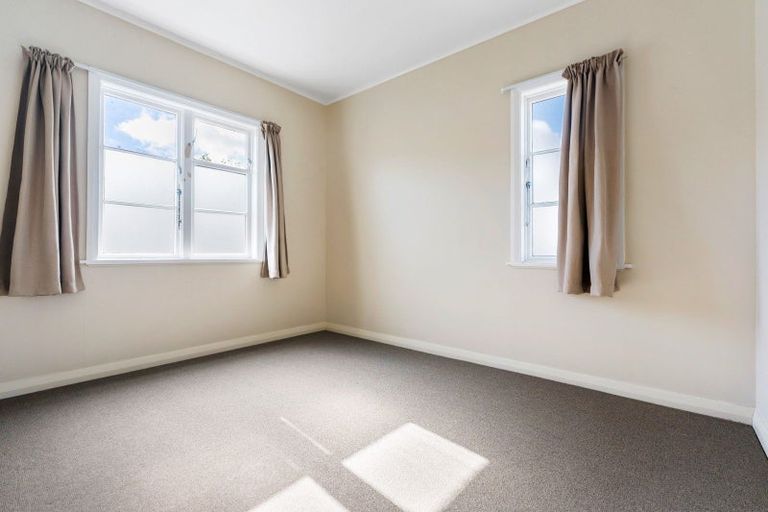 Photo of property in 27 Old Lake Road, Narrow Neck, Auckland, 0624