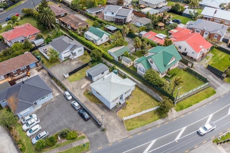 Photo of property in 22 Te Atatu Road, Te Atatu South, Auckland, 0610