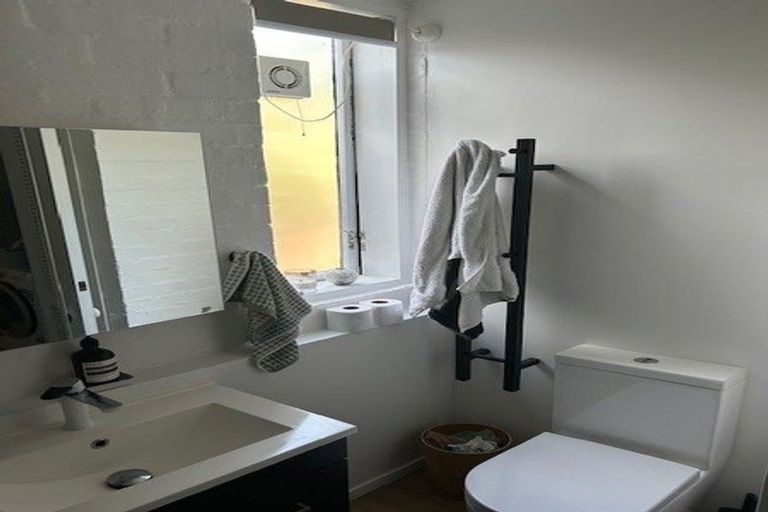 Photo of property in 141 Churton Drive, Churton Park, Wellington, 6037