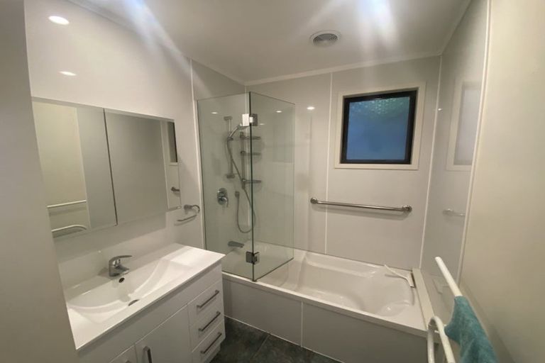 Photo of property in 2/8 Mossop Rise, Glenfield, Auckland, 0629