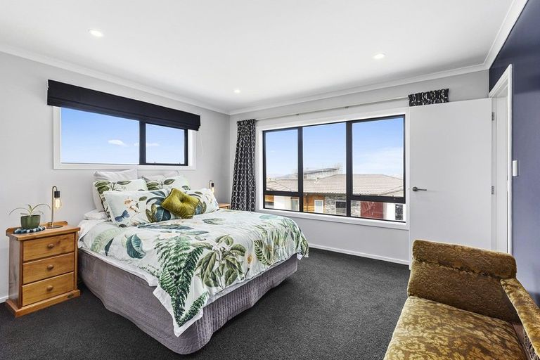 Photo of property in 12 Grumman Lane, Newlands, Wellington, 6037