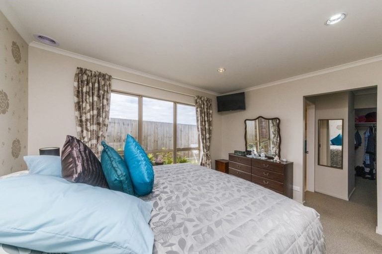 Photo of property in 11 Chestnut Close, Kelvin Grove, Palmerston North, 4414
