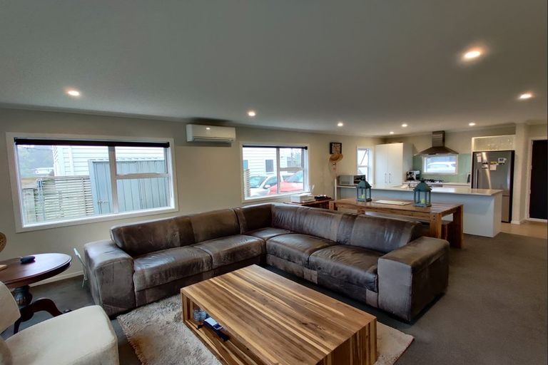 Photo of property in 20u2 Glanmire Road, Newlands, Wellington, 6037