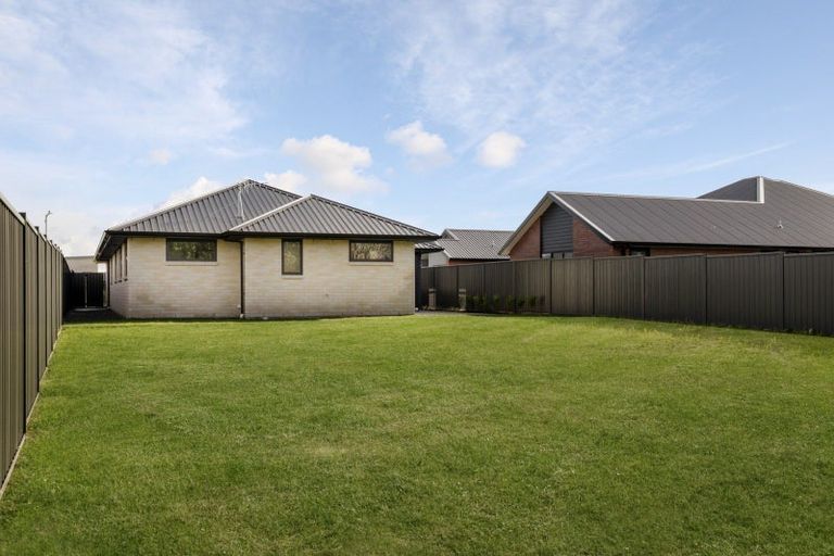 Photo of property in 39 Hammick Crescent, Pyes Pa, 3112