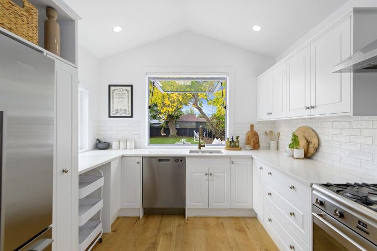 Photo of property in 64 Wilsons Road, Saint Martins, Christchurch, 8022