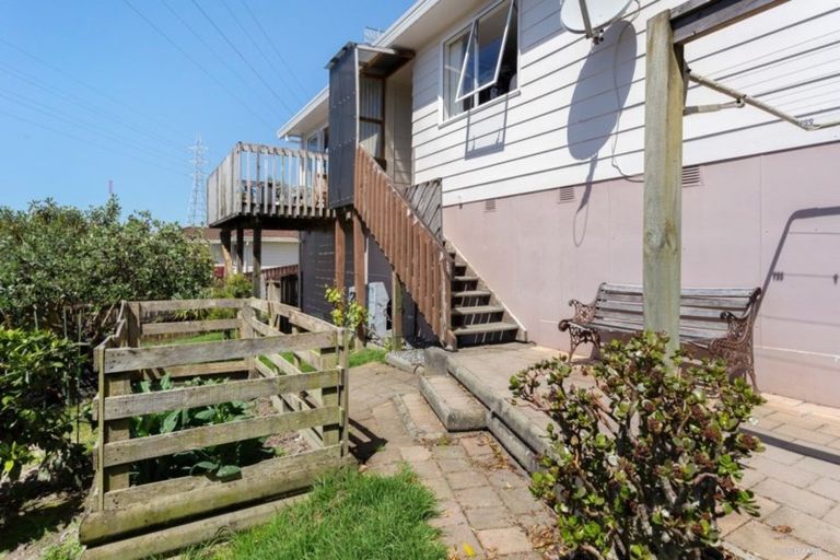 Photo of property in 24 Halloran Place, Massey, Auckland, 0614