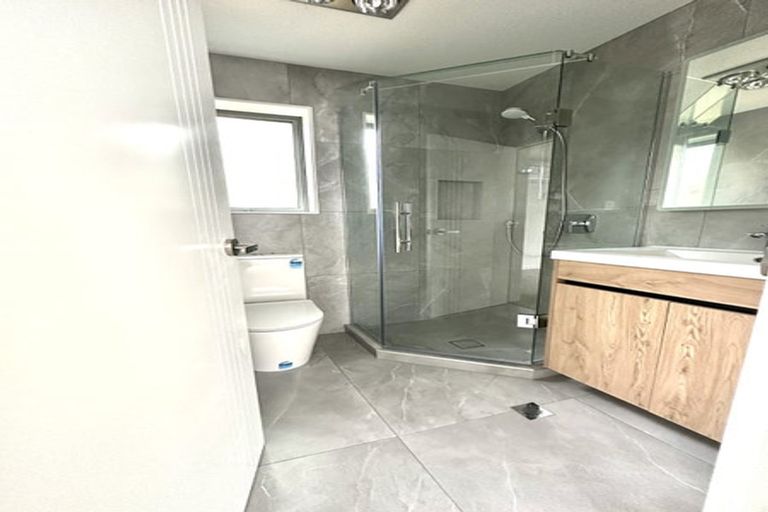 Photo of property in 8/11 Celeste Place, Totara Vale, Auckland, 0627