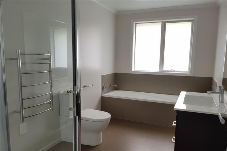 Photo of property in 39 Woodside Road, Massey, Auckland, 0614