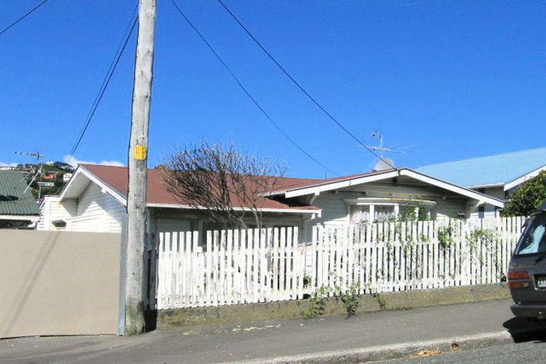 Photo of property in 79 Eden Street, Island Bay, Wellington, 6023