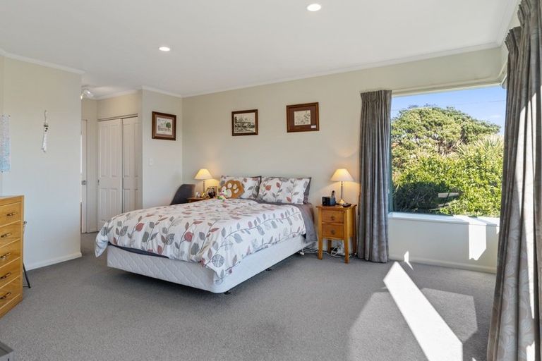 Photo of property in 49a Kakariki Grove, Waikanae, 5036