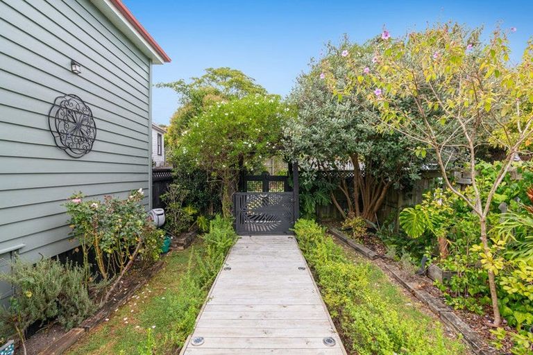 Photo of property in 1 Green Lane, Helensville, 0800