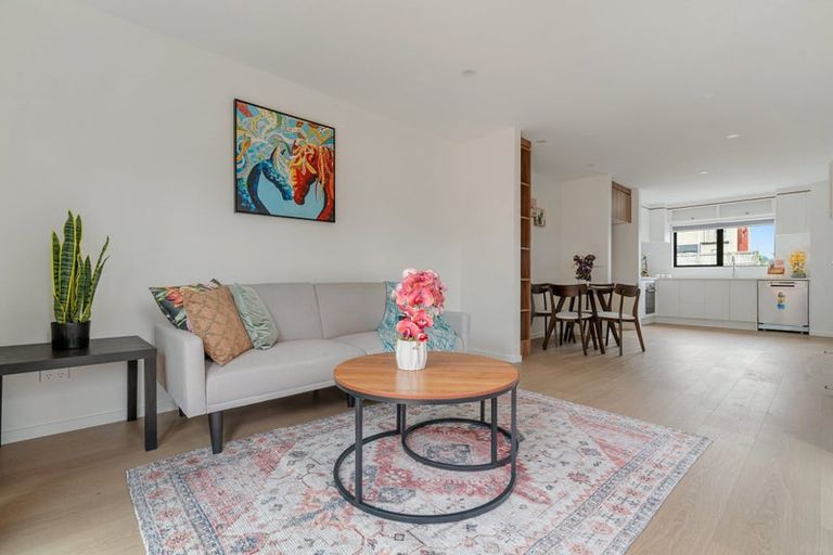 Photo of property in 32 Tapuwae Way, Mangere Bridge, Auckland, 2022