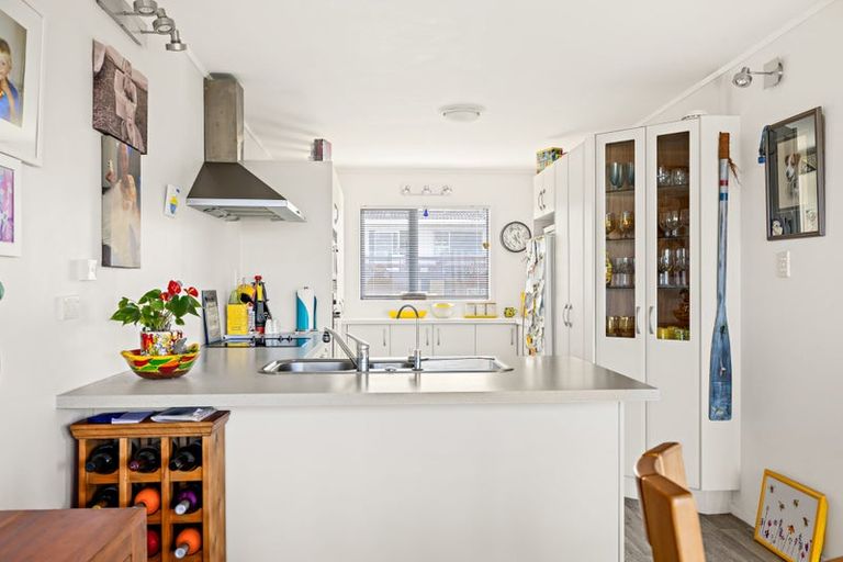 Photo of property in 4 Kotuku Place, Snells Beach, 0920