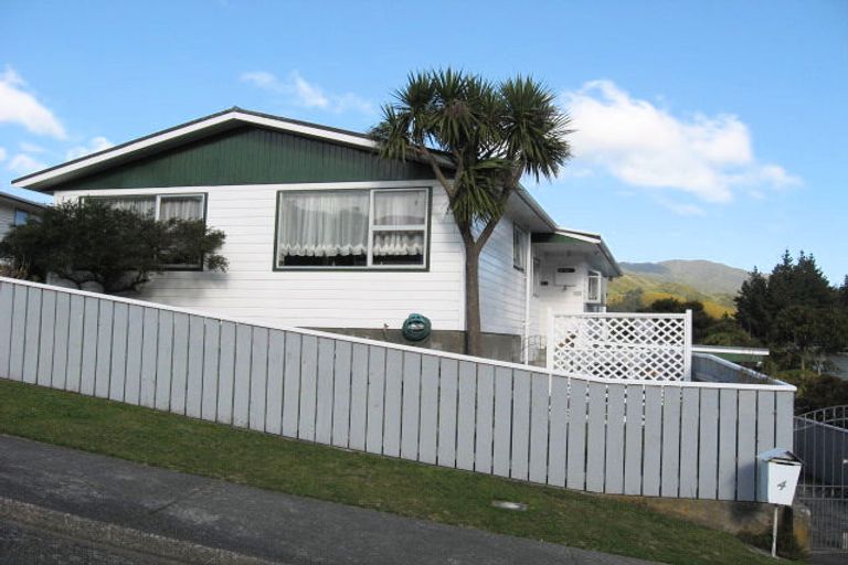 Photo of property in 4 Lincoln Grove, Wainuiomata, Lower Hutt, 5014