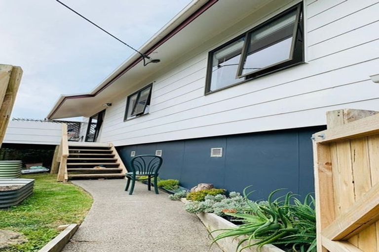 Photo of property in 2/72 Aeroview Drive, Beach Haven, Auckland, 0626