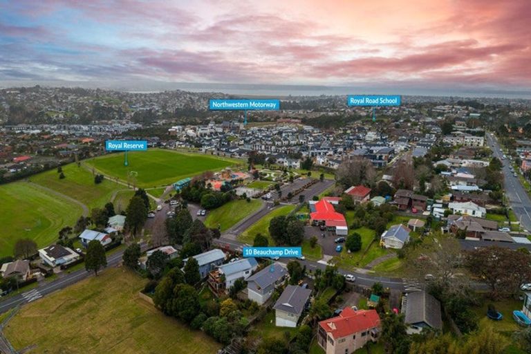 Photo of property in 10 Beauchamp Drive, Massey, Auckland, 0614