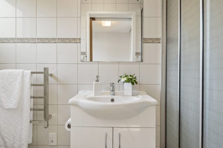 Photo of property in 33 Eversleigh Road, Belmont, Auckland, 0622