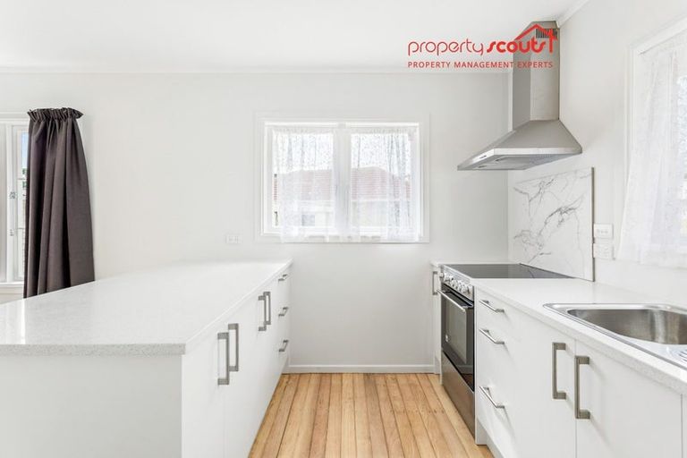 Photo of property in 16 Serjeant Street, Henderson, Auckland, 0612