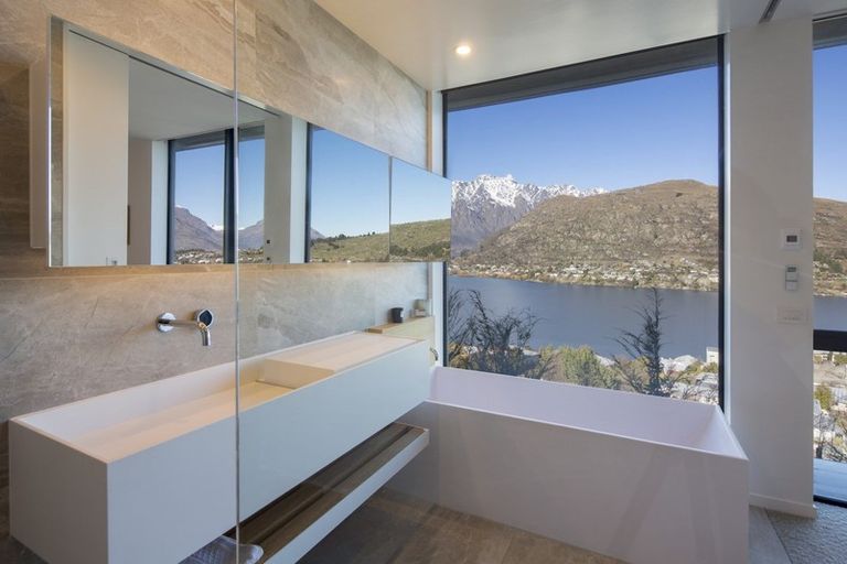 Photo of property in 1 Highlands Close, Queenstown, 9300
