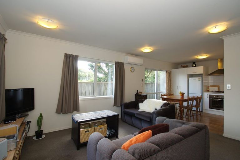 Photo of property in 15a Lyndfield Lane, Newlands, Wellington, 6037