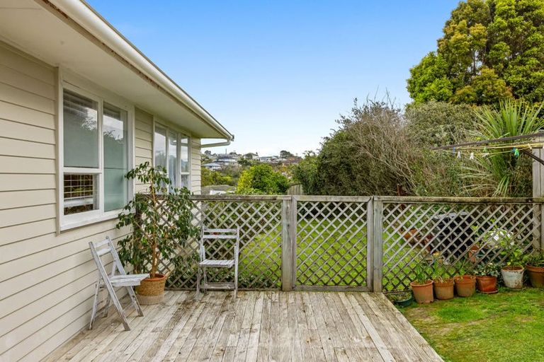 Photo of property in 11 Barker Rise, Northcross, Auckland, 0632