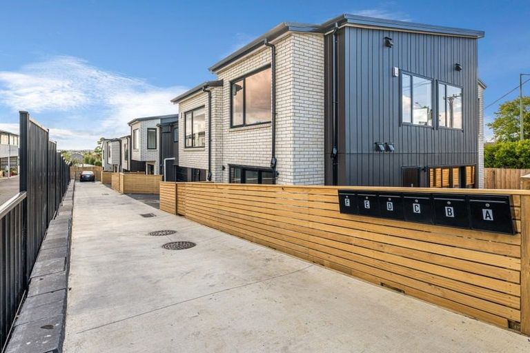 Photo of property in 98e Royal Road, Massey, Auckland, 0614