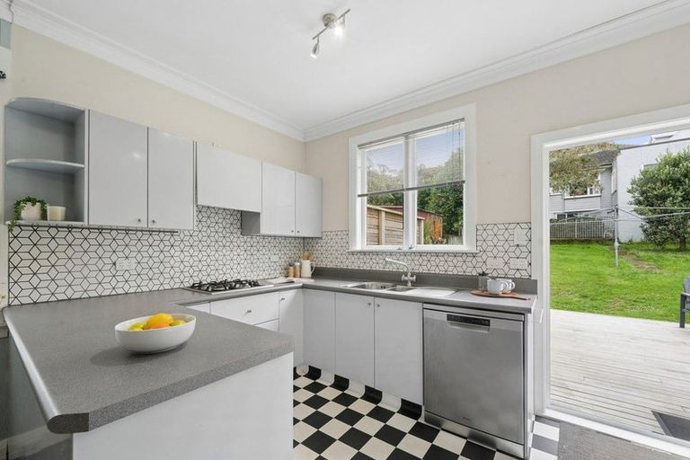 Photo of property in 21 Burrows Avenue, Karori, Wellington, 6012