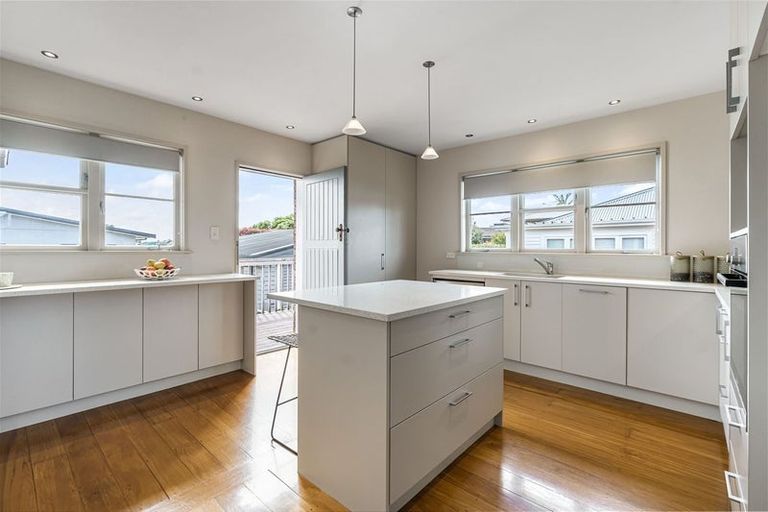 Photo of property in 10 Aramoana Avenue, Devonport, Auckland, 0624