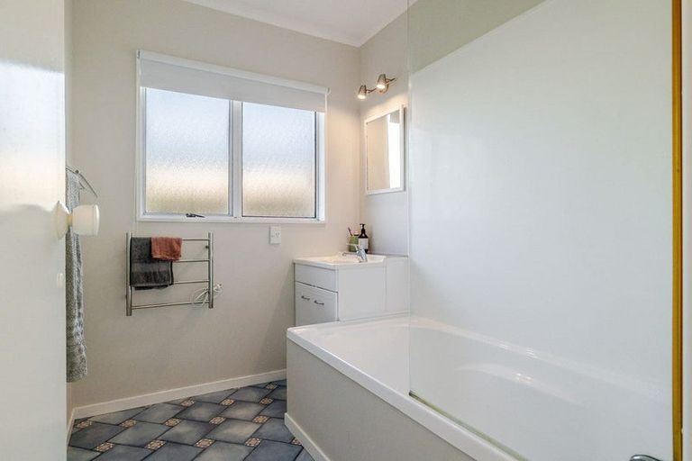 Photo of property in 105 Hillcrest Drive, Kelvin Grove, Palmerston North, 4414