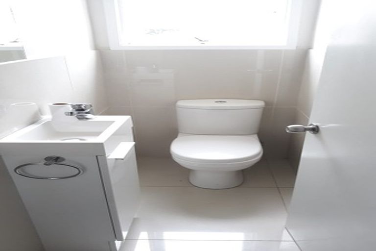 Photo of property in 5 Denver Avenue, Sunnyvale, Auckland, 0612