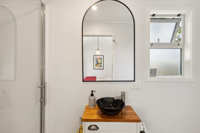 Photo of property in 15 Pomare Road, Russell, 0202