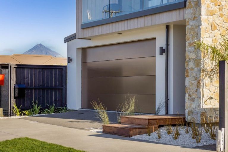 Photo of property in 10 Eliot Street, New Plymouth, 4310