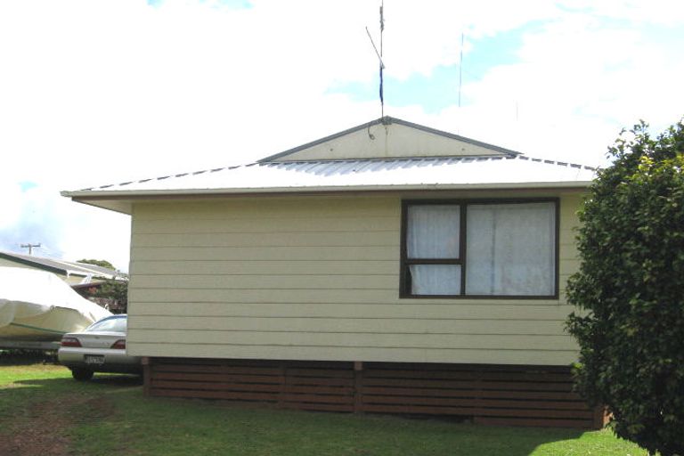 Photo of property in 2 Enderby Drive, Te Atatu Peninsula, Auckland, 0610