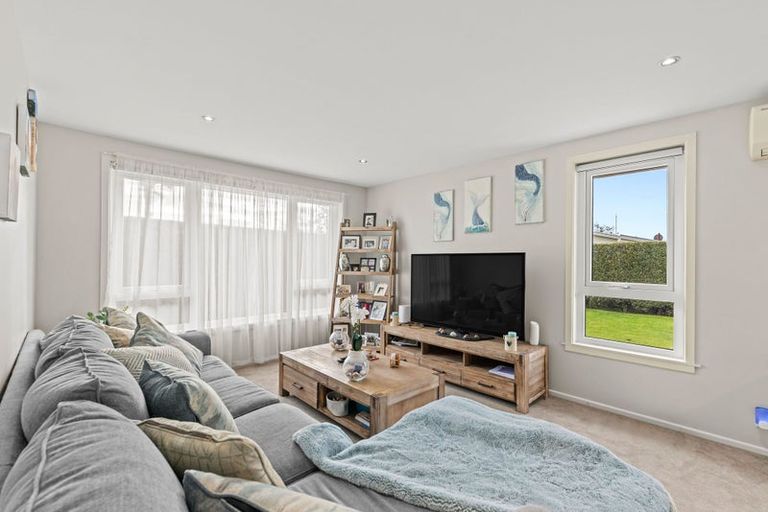 Photo of property in 21 La Perouse Place, Northcote, Christchurch, 8052