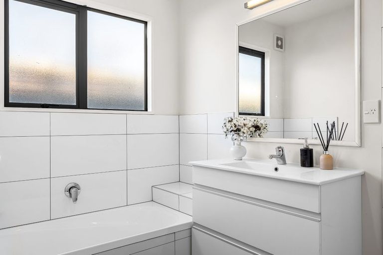 Photo of property in 2 Wendy Place, Heathcote Valley, Christchurch, 8022