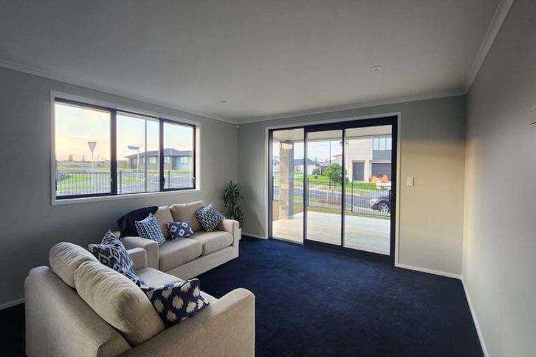 Photo of property in 2 Paapaka Way, Waiuku, 2123