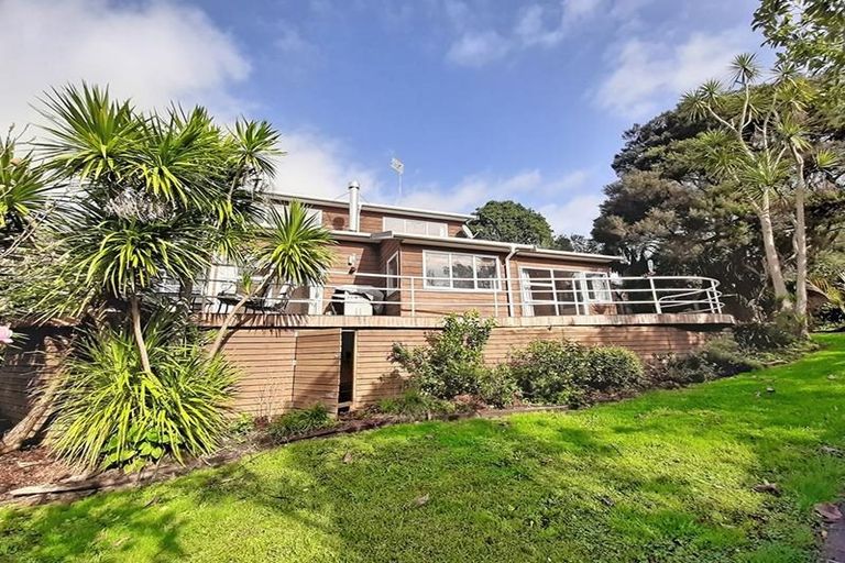 Photo of property in 14 La Roche Place, Northcote, Auckland, 0627